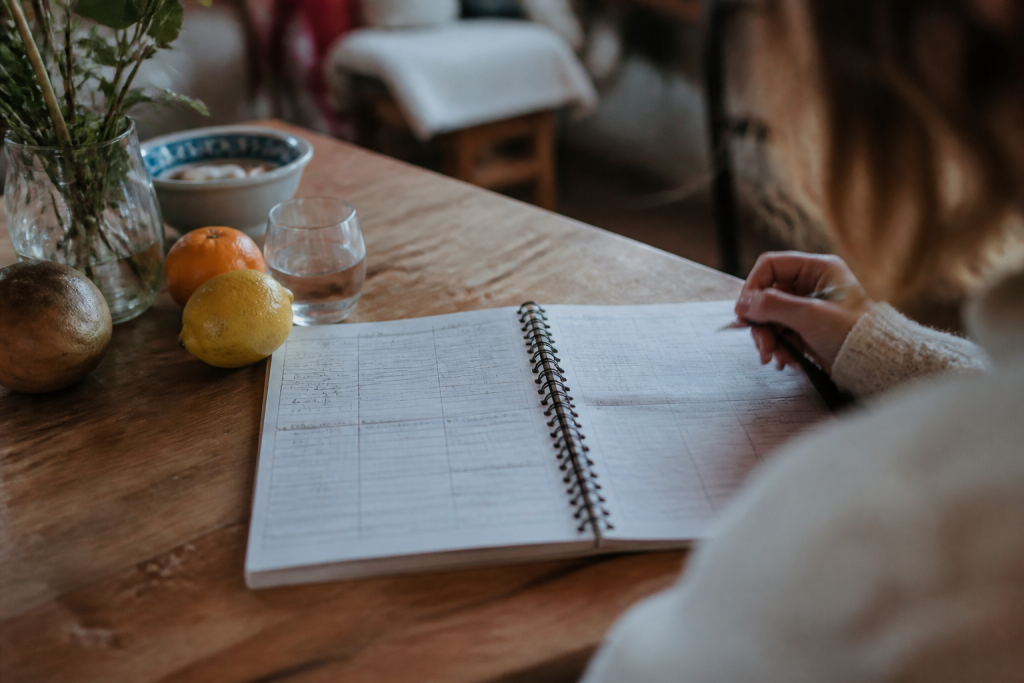 Carnet alimentaire ouvert avec liste d'aliments notés.