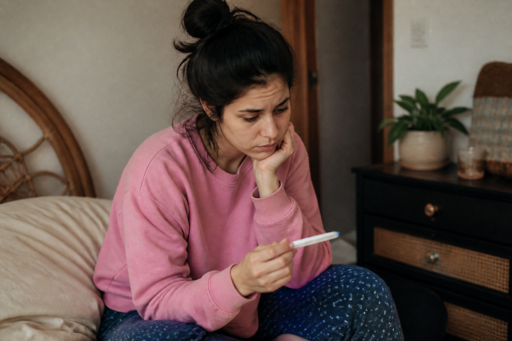 Femme consultant un calendrier menstruel avec test negatif.