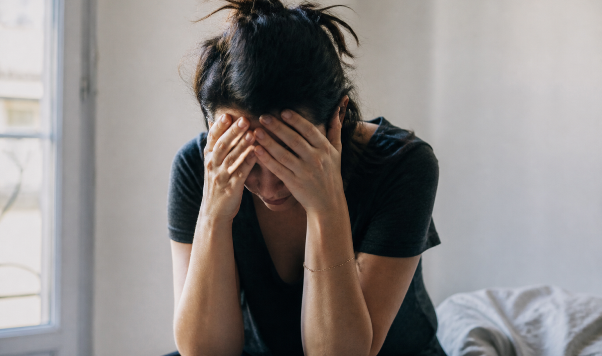Femme tenant sa tête entre ses mains, épuisée