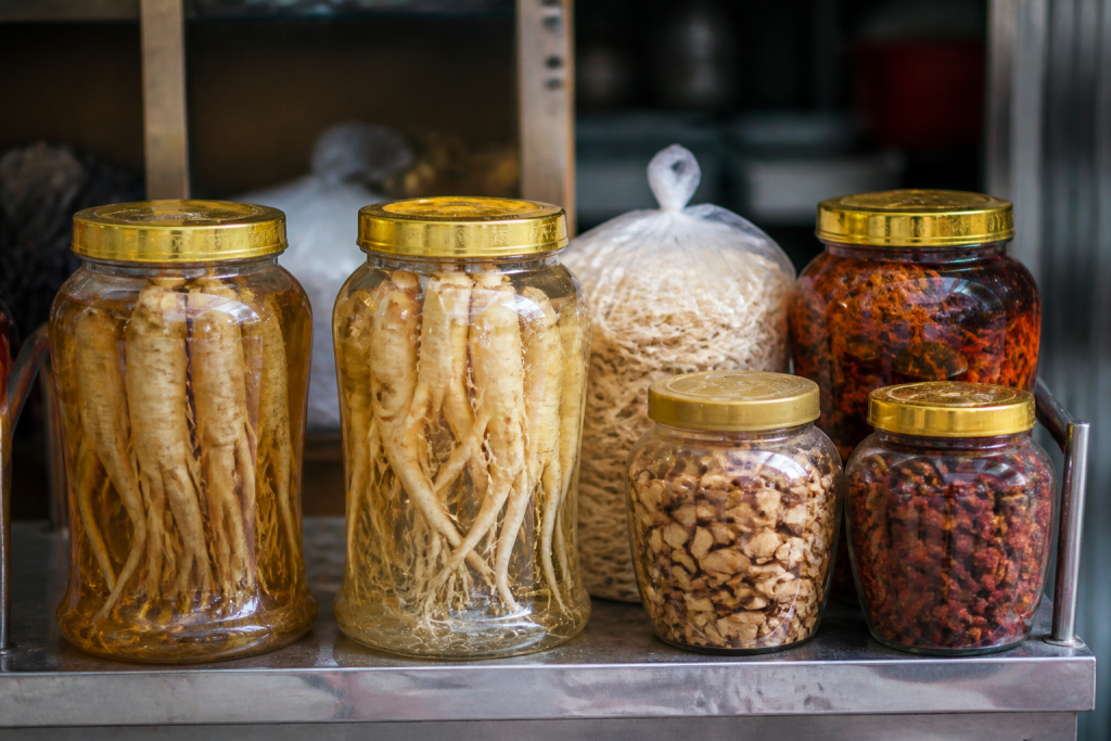 Diverses preparations de ginseng coreen dans des recipients differents