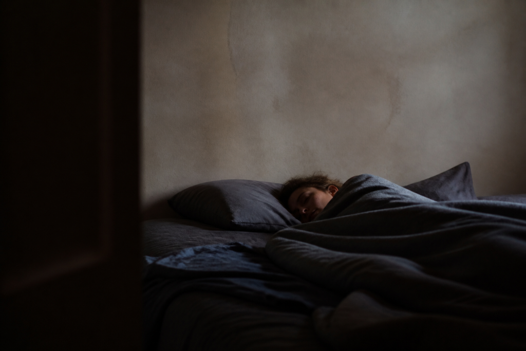 Chambre sombre et fraiche avec personne dormant paisiblement