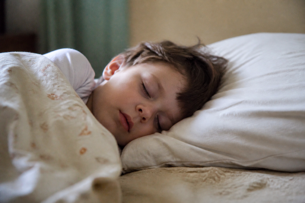 Enfant endormi paisiblement dans lit avec routine coucher stable