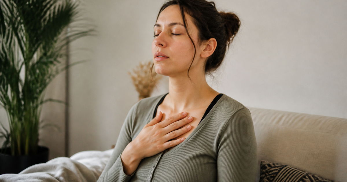 Femme assise respirant profondement main sur poitrine calme