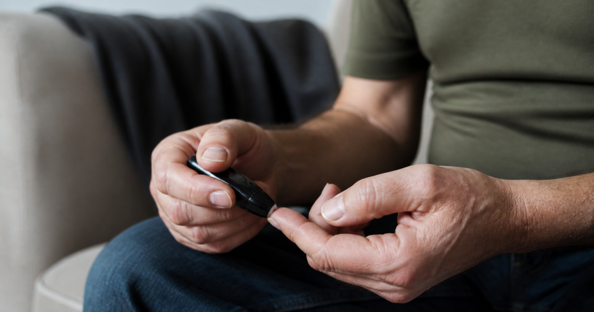 Personne mesurant sa glycemie avec lecteur sanguin sur doigt