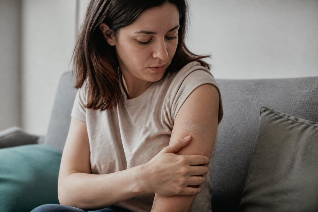 Personne se tenant le bras après injection médicale
