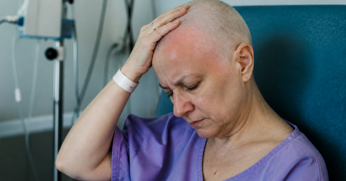 Patient assis tenant sa tete enflammee pendant traitement medical