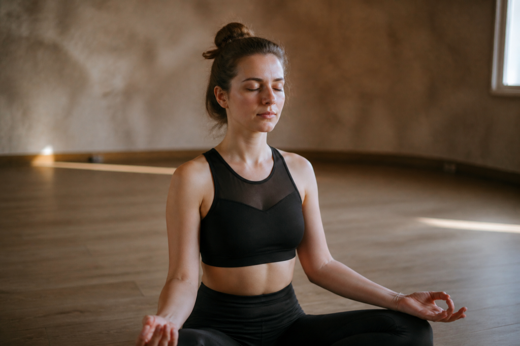 Personne pratiquant yoga avec yeux fermes respirant profondément