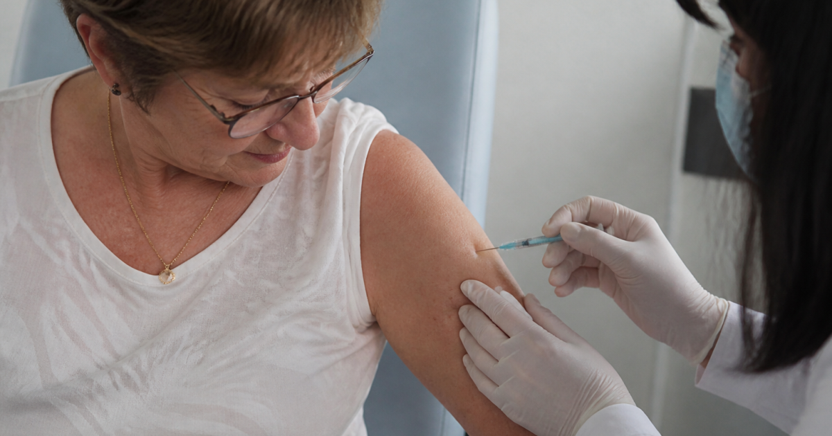 Bras tendu recevant injection vaccin zona deuxieme dose