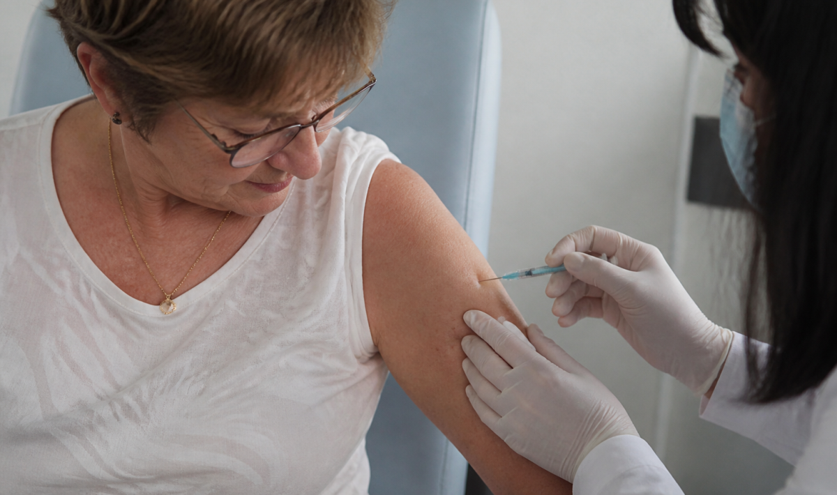 Bras tendu recevant injection vaccin zona deuxieme dose