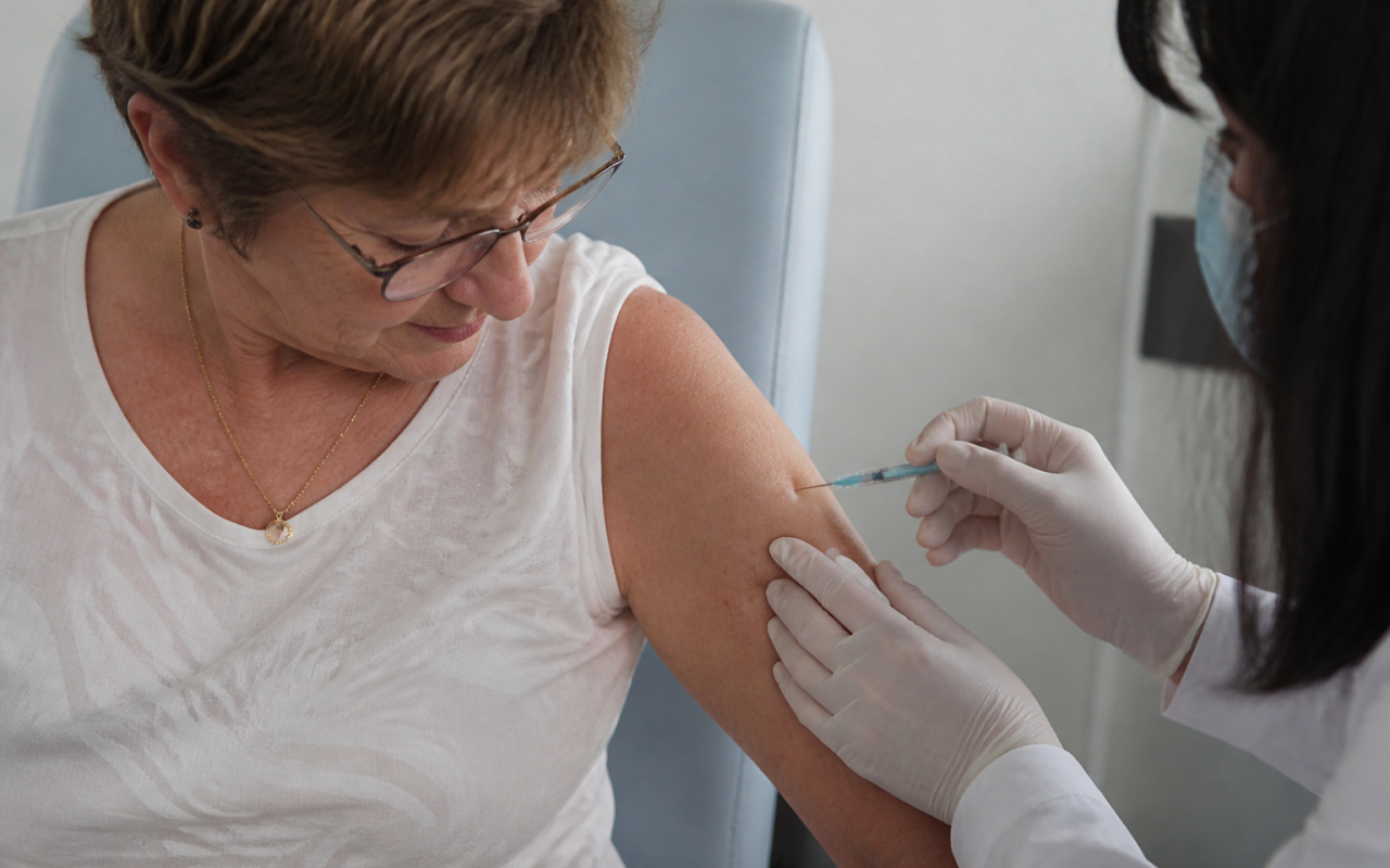 Bras tendu recevant injection vaccin zona deuxieme dose