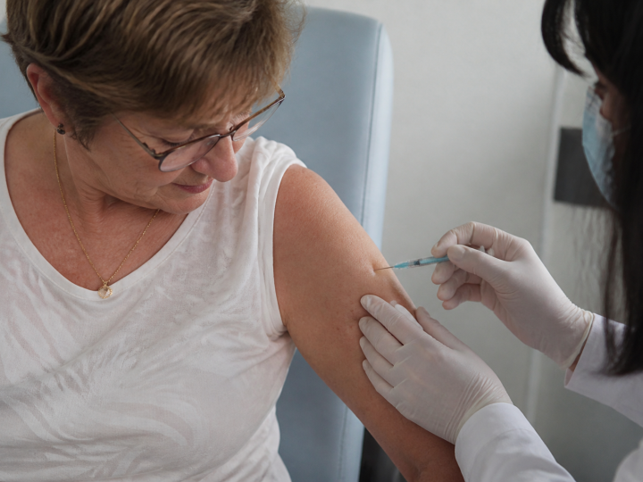 Bras tendu recevant injection vaccin zona deuxieme dose