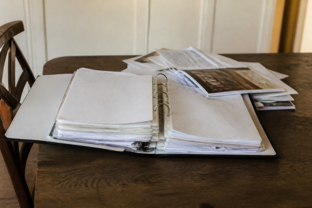 Classeur ouvert avec factures et catalogues sur bureau