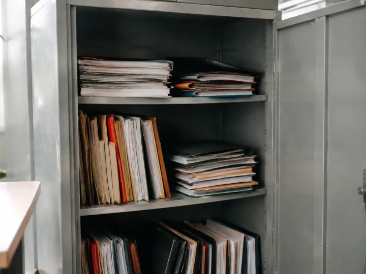 Dossiers juridiques classes dans une armoire metallique ouverte