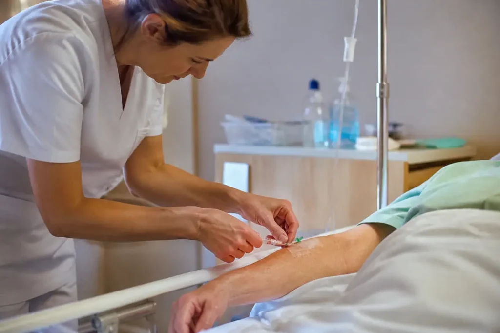 Infirmiere ajustant une perfusion sur un bras