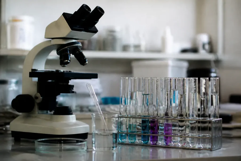 Microscope et tubes a essai sur paillasse de laboratoire