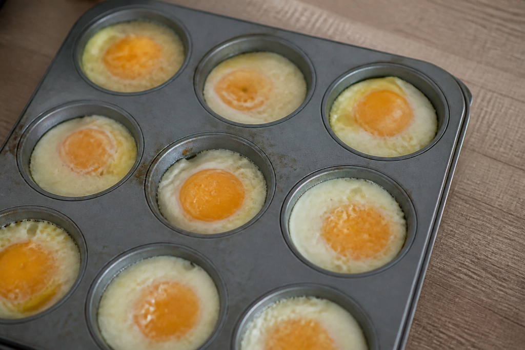 Oeufs cuits dans un moule a muffins