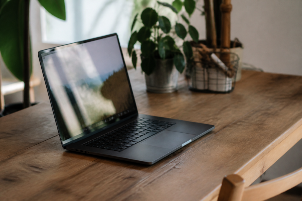 Ordinateur portable ouvert sur un bureau en bois