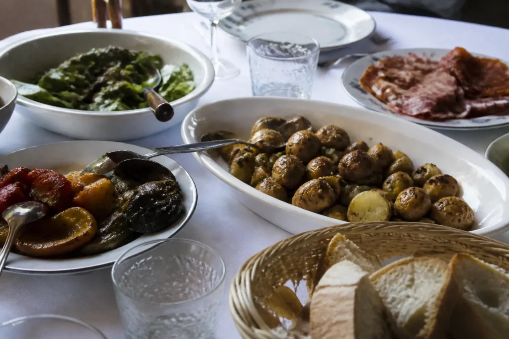 Table de fete avec plats sur nappe blanche