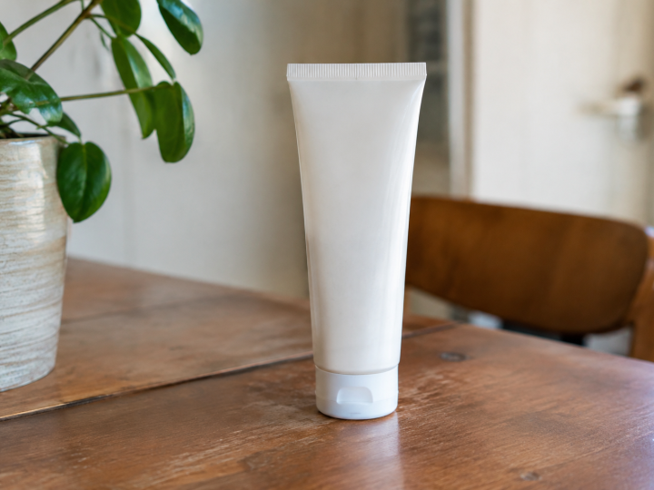 Tube de creme blanc debout sur table
